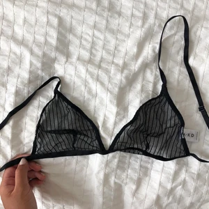 Supersnygg bralette🖤 - Superfin knappt använd bralette ifrån NA-KD med randiga detaljer, väääldigt snygg men tyvärr för liten för mig:(❤️strl XS