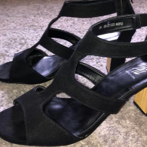 Klackskor - Jätte fina och bekväma klackskor.120 ink frakt.