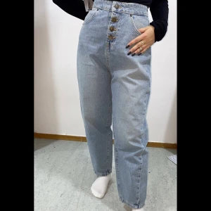 Jeans från zara oanvända  - Helt nya Jens från zara ändats testade, prislappen kvar. 