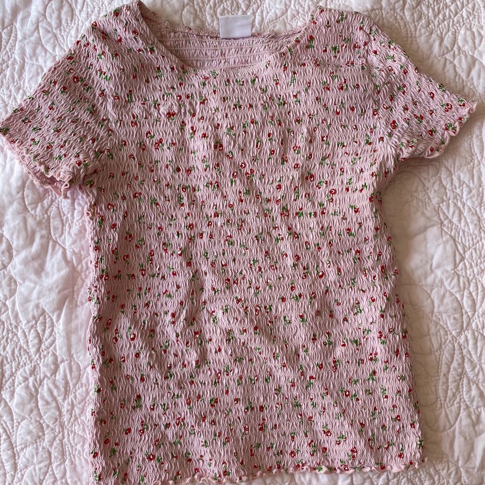 This top is a very aesthetic cute baby pink stretchy top. It is an XS but I’m a S and it fits me well. If you are interested contact me. This top works supper well with shorts, jeans, or even a black skirt. . Toppar.
