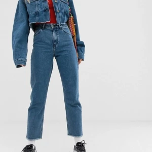 Mom jeans - Perfekt 90tals blå. Dödsfina, inköpta från Asos i vintras. Knappt använda (typ 2 ggr) och nu har de blivit för små.. Modellen heter collusion x 005 .  Strl 24/32 men satt snyggt på mig som hade xs och är 168