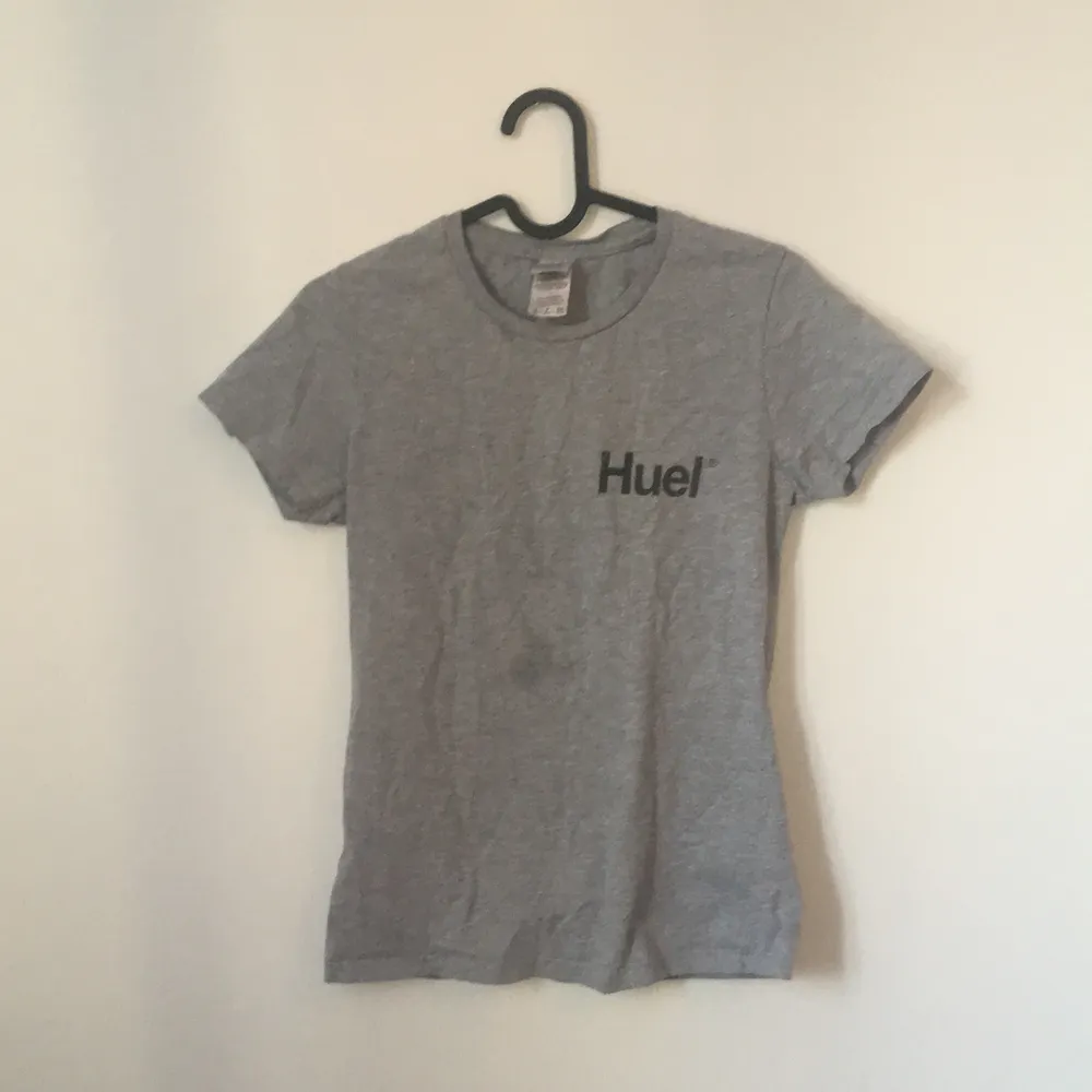 En Huel t-shirts har använt typ 5gånger. Nytvättad och är i bra skick! Om ni är interiserade kontakta min privat då💕. T-shirts.