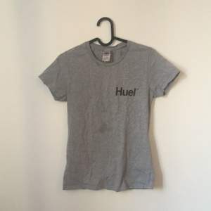 En Huel t-shirts har använt typ 5gånger. Nytvättad och är i bra skick! Om ni är interiserade kontakta min privat då💕