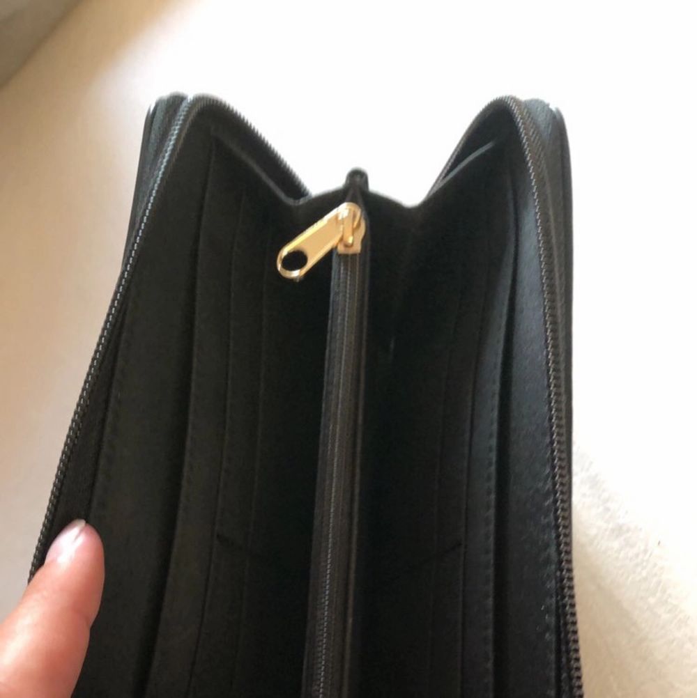 Oanvänd plånbok från Tommy Hilfiger. Fick den i present men hade redan liknande och säljer därför denna superfina plånbok! Prislappen sitter kvar och nypris är 900kr men denna är köpt på en outlet för $58 och säljer därför denna för 200kr! Frakt ca 50kr. Accessoarer.