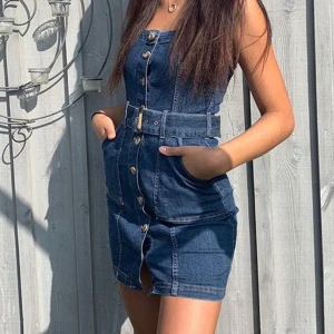 Blå jeansklänning - Köpt på H&M i storlek 34, använd Max 2 ggr. Nypris 399kr