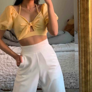  - Ny top som kans användas med båda armarna upp och som offshoulder. Passar xs-m. Frakt kostar 42kr extra ✨