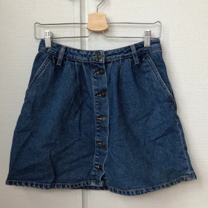 Kjol - Fin jeanskjol från zara i bra skick! Köparen står för frakt ❤️