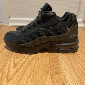 Adidas airmax storlek 36 - Adidas airmax skor i storlek 36, använda fåtal gånger! Kan hämtas i Malmö men även fraktas, köparen står för frakten!😊