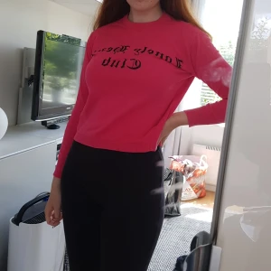 Rosa sweater  - En skrikrosa sweater med texten "lonely hearts club" köparen betalar frakten.