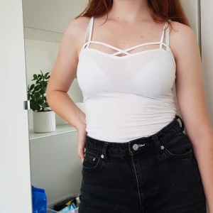 Vitt linne - Fint litet vitt linne med band, den är dock lite genomskinlig. +frakt