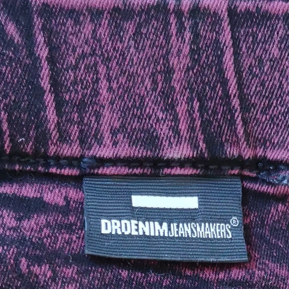 Vinröda jeans. Aldrig använda. Streachigt material. Pris exklusive frakt. . Jeans & Byxor.