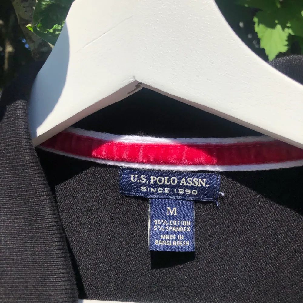 U.S Polo Assn. Pikétröja i svart st. M. Superfint skick och knappast använd! Säljer för 80kr. Frakt tillkommer!🖤. T-shirts.