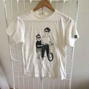 Tshirt med tryck XS - Off white (ej kritvit) Mjuk bomull              Köpt i japan tror jag, med gulligt tryck på. 