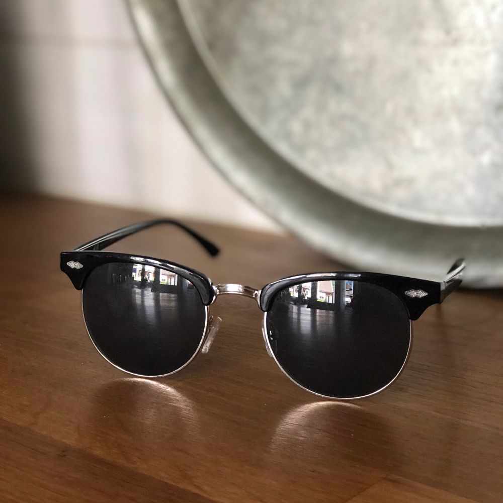 Ett par svarta solglasögon från H&M. Dem har silvriga detaljer och är endast använda väldigt få gånger! Köpare står för frakt 😎. Accessoarer.