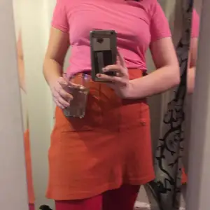 Orange kjol från H&M men köpt 2hand. Dragkedja i sidan, fickor fram, saknar knapp i linningen men finns hake så det är inget som stör eller syns. 70 pix + frakt! 