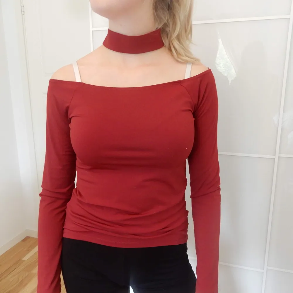 Vinröd tröja med inbyggd choker. Storlek S.. Toppar.