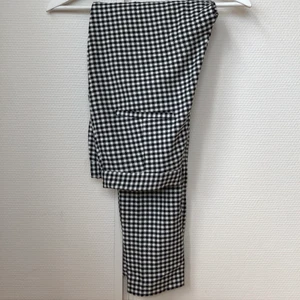 Byxor - Säljer ett par tighta byxor från monki. Jättesköna, bra skick! 