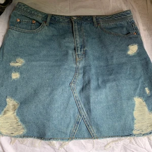 Jeanskjol med slitning  - jeanskjol i superfint skick, knappt använd. Mjukt jeanstyg super skön! 200kr inkl frakt.