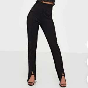 Super fina byxor❤️ - Säljer dessa supersnygga byxor ifrån BikBok (bilden är lånad ifrån Nelly för byxorna är slutsålda på bikbok) endast använda 1 gång så dom är i väldigt fint skick💗💕💖💕💗