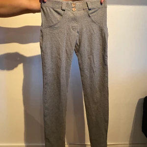 Freddy pants - Säljer pga för små. Får röven att sticka ut lite extra. Org pris 899kr