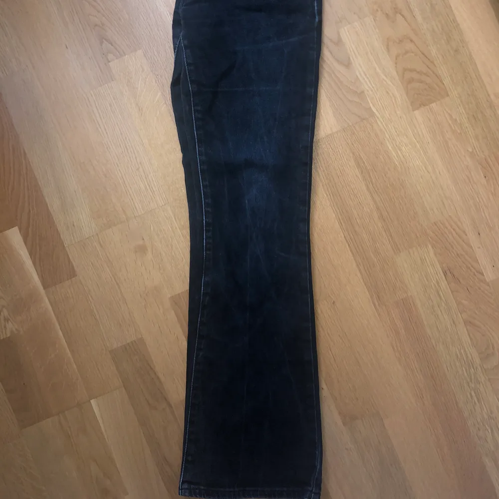 Svarta bootcut/flare byxor från LEVI’S😍 | De är inte helt svarta utan har en liten använd look | Lågmidjade| Säljer då de är alldeles förstora för mig | Fraktkostnad på 63kr tillkommer🧚🏼‍♀️. Jeans & Byxor.