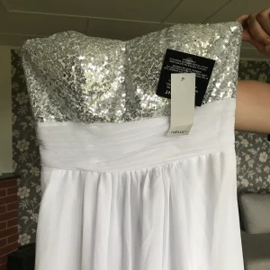 Nelly långklänning  - Lång klänning från Nelly. Storlek 36. Superfin i ryggen. Kan skickas 