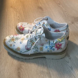 Blommiga skor - Supersnygga helt oanvända skor.
