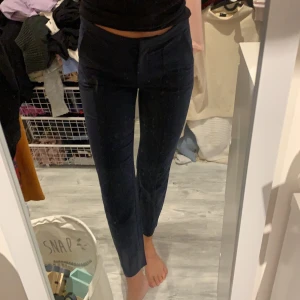 Kostymbyxor mörkblå stl 34 - Mörkblå kostymbyxor som sitter väldigt fint på, passar mig bra som brukar ha 34. Frakt tillkommer. 