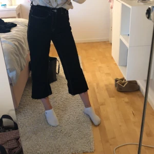 svarta jeans från nakd - asballa svarta jeans med vita kontraster från nakd som tyvärr blivit för korta för mig och därav säljer jag de💕 köptes för 300kr och köparen står för frakt🥰