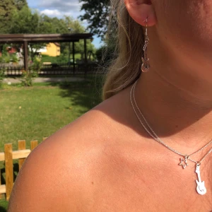 ÖRHÄNGEN OCH HALSBAND - ÖRHÄNGE: 55kr HALSBAND: 79kr/st INKLUSIVE FRAKT (Instagram: @alvasellout) ⚡️🎸