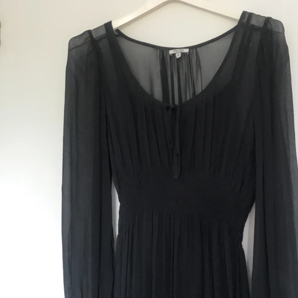 Superfin svart klänning i bra skick🦋 går lite över knäna på mig som är 160. Klänningar.