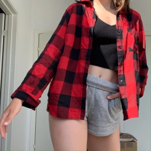 Rutig Skjorta - säljer denna urballa skjortan då den används för sparsamt. har även samma i grönt(andra sliden). köp en för 70kr eller båda för 100kr! Frakt tillkommer.