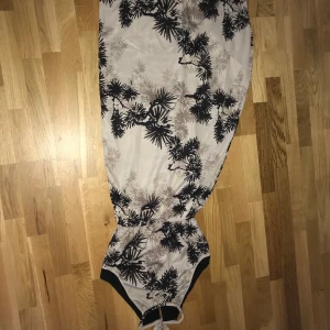 Klänning  i storlek 36 - Fin klänning som knuts i halsen. Känns som en 38 i storlek. Köpt på veromoda