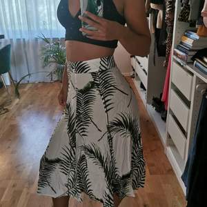 Somrig kjol från HM 💗 Storlek S. Säljer denna för 200kr. Frakt ingår i priset 💕