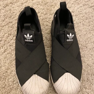 Adidas sneakers  - Svarta snygga sneakers som nästintill är oanvända och därav i mycket fint💗