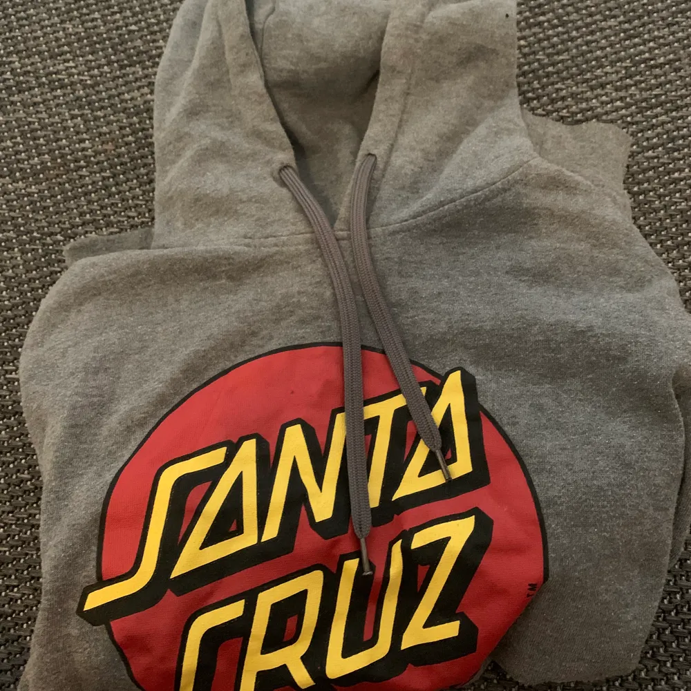 Santa cruz hoodie storlek: S men är lite för stor i storleken pris: 360 (frakt ingår). Tröjor & Koftor.