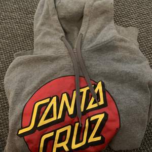 Santa cruz hoodie storlek: S men är lite för stor i storleken pris: 360 (frakt ingår)