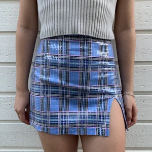 Rutig paljettkjol - En rutig minikjol med paljetter! Passar en XS eller en mindre S då den e stretchig i midjan. Köparen står för frakt