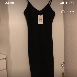 Klänning - Helt ny med etikett, finns en till likadan i vinröd med etikett
