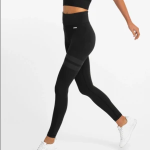 Stronger Etna II, high waist tights - Ett par svarta, högmidjade träningstights ifrån Stronger. Säljer pga dubbletter (nästan helt oanvända). Storlek XS, men passar många. Skriv till mig för mer information. Nypris: 700kr! Tar emot nästan alla rimliga prisförslag!