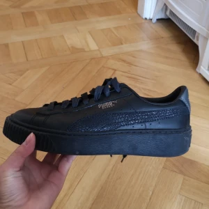 Puma basket sneakers strlk 38 - Svarta Puma basket i storlek 38. Säljer för använder aldrig. Finns i Stockholm eller köpare står för frakt 