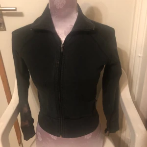 Sportswear zip jacka Crocker  - zipper jacka, har några missfärgningar på armarna där av priset. Mått 43 cm och 54 cm i armlängd. Frakt tillkommer 59kr. Betalning ske innan jag går och postar/tar bild. Jag är inte intresserad av byte och tryck inte på köp nu