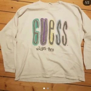 90s guess sweatshirt - Fet vintage guess sweatshirt köpt i paris ordinariepris: 600