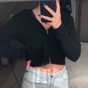  - Cropped hoodie från Brandy Melville i bra skick. Köparen står för frakt💗