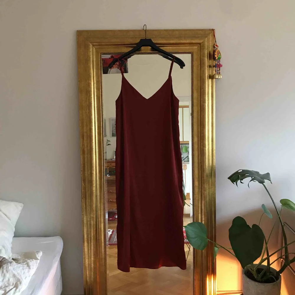 Vinröd, silkeslen långklänning från Monki med kort slit längs sidorna. 200kr, köparen står för frakten. Kan även mötas upp i Göteborg! . Klänningar.