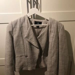 Jacka storlek 38 - Jacka från hm storlek 38 använd en gång 150kr + frakt