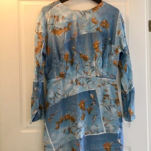 Blå klänning från & Other Stories - Fin, oanvänd klänning från & Other Stories köpt i Paris. 