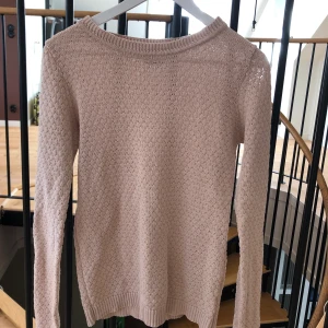 VILA stickad tröja - Stickad gammalrosa tröja från VILA. Frakt tillkommer eller möts upp i Uppsala!