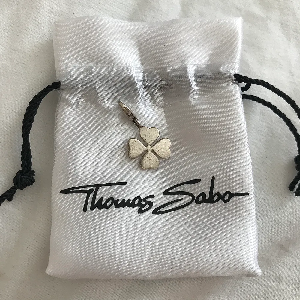 Silvrig Thomas Sabo berlock i form av en fyrklöver. Tyvärr har den blivit lite stött, säljer den därför för 120 inkl frakt🍀🍀🍀. Accessoarer.
