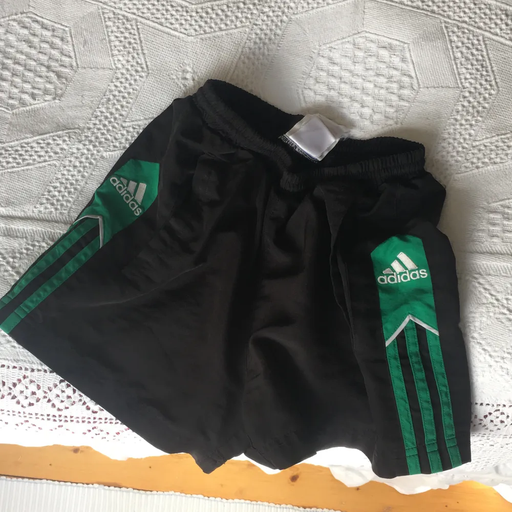Säljer de här skitsnygga Adidas shortsen, köpte de hör på plick men de va tyvärr lite för små för mig:( priset är inkl. Frakt! Kan också mötas i Örebro.. Shorts.